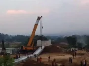 Seorang Pekerja Dalam Proyek Tol Pasuruan-Probolinggo Tewas Akibat Girder Ambuk