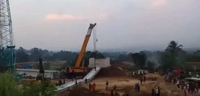 Seorang Pekerja Dalam Proyek Tol Pasuruan-Probolinggo Tewas Akibat Girder Ambuk