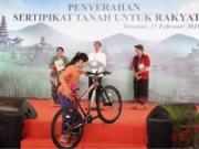 Saat Pitaloka Membawa Hadiah Sepeda ke Atas Panggung untuk Foto Bersama Jokowi