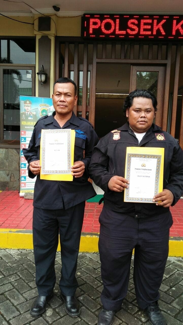 Kapolsek Kebon Jeruk Berikan Penghargaan Kepada Anggota Citra Bhayangkara dan Anggota Petugas Keamanan di Taman Ratu