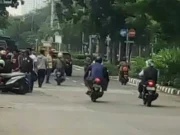 Parkir Liar Terlihat Semrawut di Depan Kejaksaan Negeri Jakarta Barat 