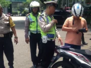 Tiga Pilar di Kembangan Bersatu Gelar Operasi Parkir Liar di Pinggir Jalan