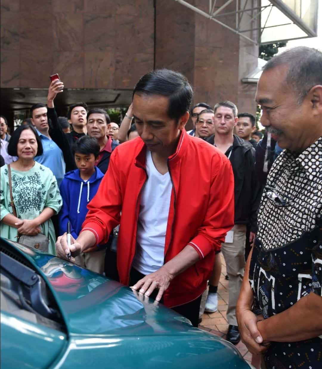 Ketika Presiden Jokowi Tandatangani Mobil Berplat 'JOKOWI' di Selandia Baru