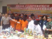 Polres Metro Jakarta Barat Gerebek Gudang Produksi Makanan Kadaluarsa