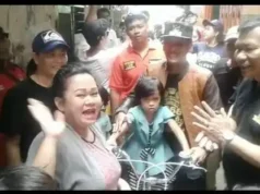 Lurah Pekojan Berikan Sepeda dari Sekda DKI Kepada Dua Siswa SD