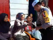 Nenek Pencari Barang Bekas Tersenyum Bahagia saat Disambangi Tim Jum'at Barokah