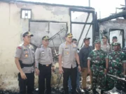 Polres Metro Jakarta Barat Bersama Unsur TNI Berikan Bantuan Kemanusiaan Kepada Korban Kebakaran Taman Kota