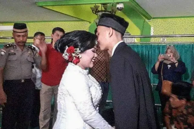 Haru! Tahanan Narkoba Ini Gelar Pernikahan di Kantor Polisi