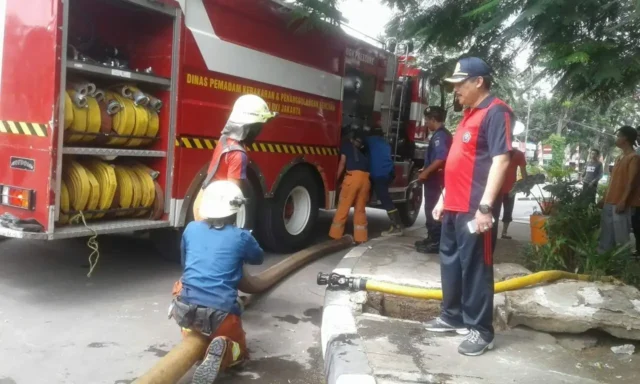 Kater AKAP Kalideres Atasi Genangan Air Dengan Menyemprot Mobil Damkar