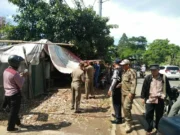 Berdiri di Atas Trotoar 2 Lapak PKL Ditertibkan Satpol PP Cengkareng