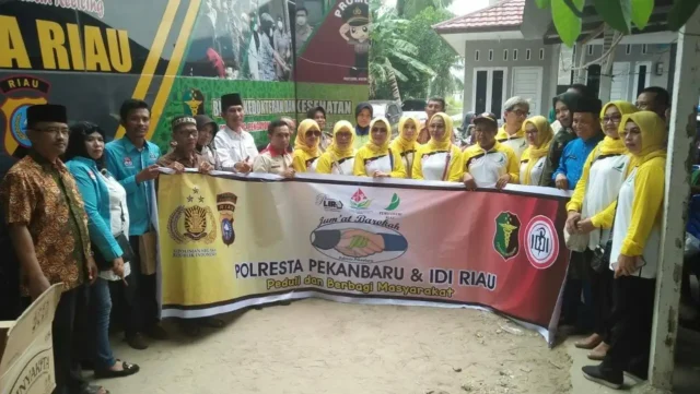 Nenek Roslaini Terharu Disambangi Jum'at Barokah Polresta Pekanbaru