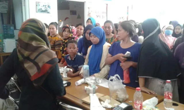 Penjualan Sembako Murah di RPTRA Cengkareng Timur Ricuh