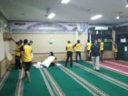 Polisi Cinta Masjid, Polres Jakbar Gelar Kerja Bakti Bersihkan Masjid Baitur Rahmat