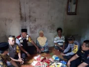 Ibu Penjual Ikan Keliling Dapat Rezeki dari Bhabinkamtibmas Payung Sekaki