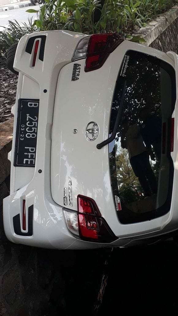 Sebuah Mobil Dikendarai Seorang Wanita 'Nyusruk' ke Selokan