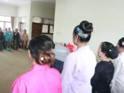 Peringati Hari Kartini, Polwan Polres Jakarta Barat Bagikan Bunga