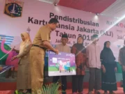 Gubernur DKI Mendistrubusikan Kartu KLJ Kepada Lansia