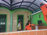 Jelang Ramadhan Kelurahan Kembangan Selatan Bersama Warga Bersihkan Tempat Ibadah