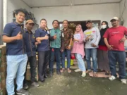 Ketua Yayasan Mulus abadi Indonesia Andy Cahyady Bagikan Minyak Goreng di Tanjung Priok.