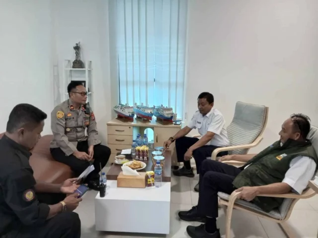 Kapolsek KSKP Merak Polres Cilegon Bersama ASDP Jum'at Curhat Sterilisasi Pelabuhan