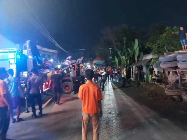 Kurang Konsentrasi Sebuah Truck Tronton Tabrak Sebuah Mobil Pickup Dan Satu Motor, Dua Orang Tewas Satu Luka-luka