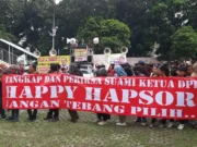 Ratusan Massa Yang Mengatasnamakan Aliansi Rakyat Jelata Berunjuk Rasa Di Depan Geduk KPK