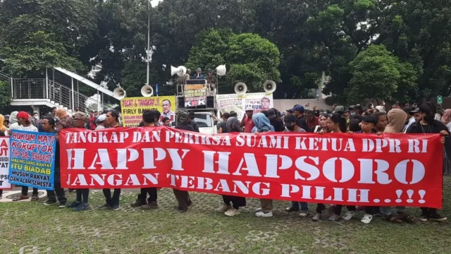 Ratusan Massa Yang Mengatasnamakan Aliansi Rakyat Jelata Berunjuk Rasa Di Depan Geduk KPK